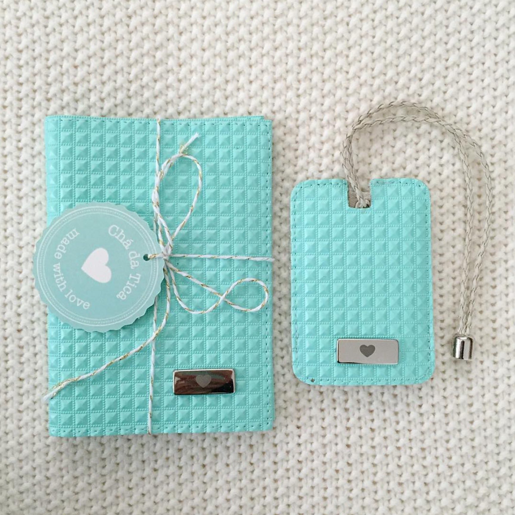 TRAVEL KIT: TAG + PORTA PASSAPORTE PIRÂMIDE